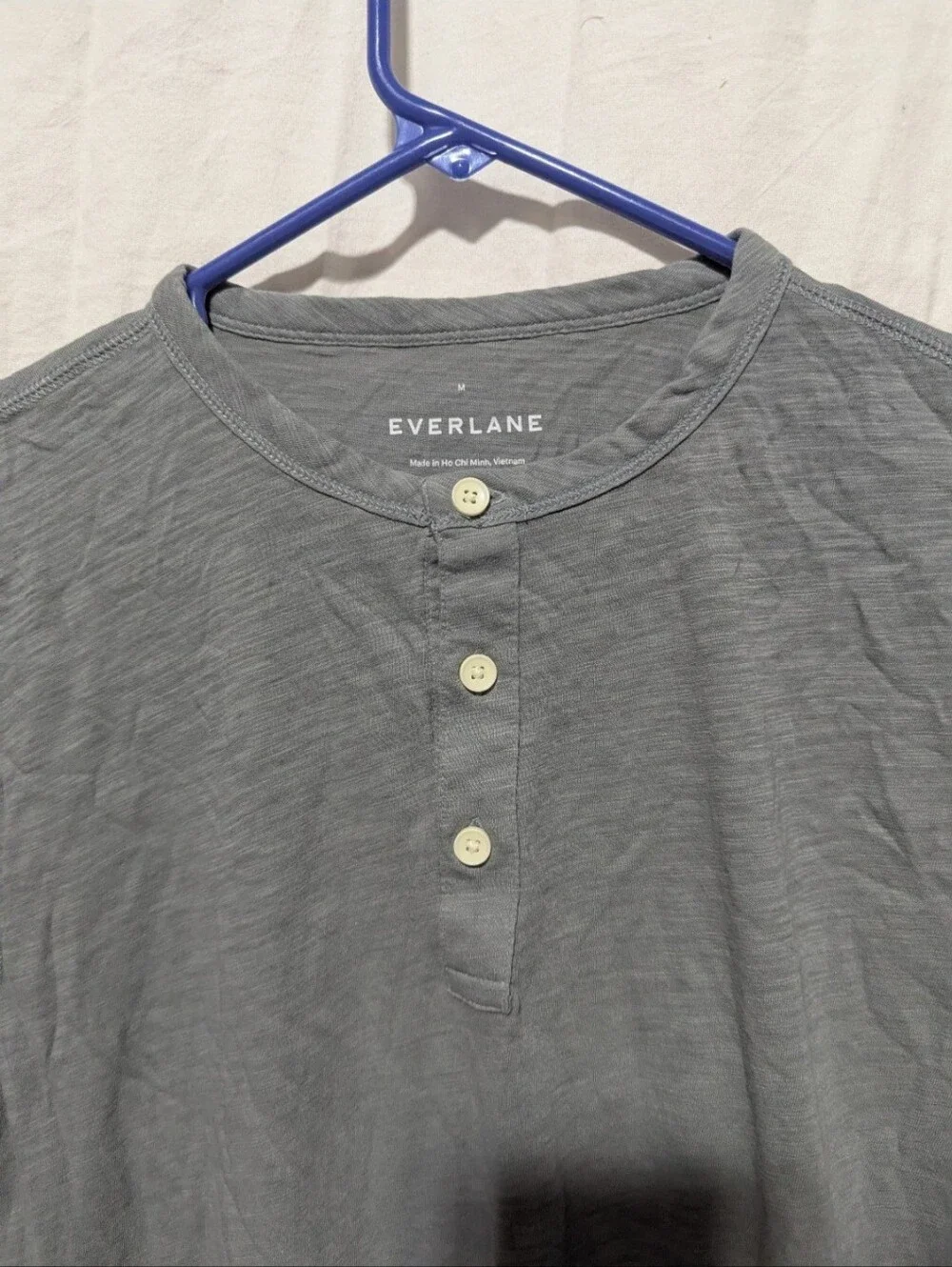 Everlane Men’s Gray Short-Sleeve Henley Shirt - Picture 3 of 3
